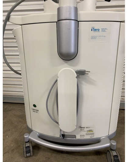 A patient comfortably seated while the dentist uses the iTero HD2.9 scanner, demonstrating the device's ergonomic design. Patient comfort with iTero HD2.9 Intraoral Scanner